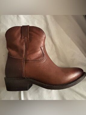 Frye Billy short, Size 8, never worn